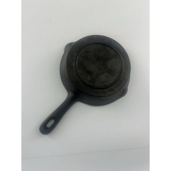 Vintage Cast Iron Small 6 1/2 inch Skillet Black Kitchen Cooking - Picture 1 of 6